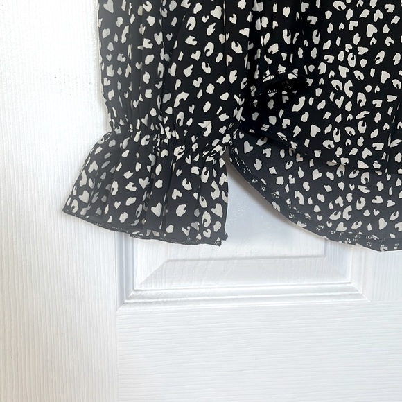 Black/white blouse with cinched cuffs - Picture 2 of 2